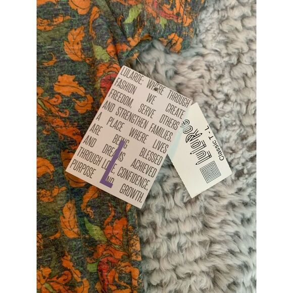 LulaRoe Classic T Shirt - Picture 3 of 4